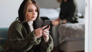 An effective online dating profile typically includes several key elements. These may include a catchy headline or tagline, an engaging bio or “About Me” section, and several well-chosen photos. Other elements may include sharing your interests, hobbies, and values, as well as being clear and specific about what you are looking for in a partner.